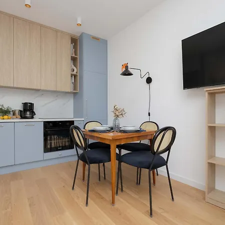 아파트 Family In Saska Kepa Bright & Functional Interiors With Balcony By Renters *
