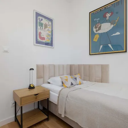 Family In Saska Kepa Bright & Functional Interiors With Balcony By Renters 아파트 *
