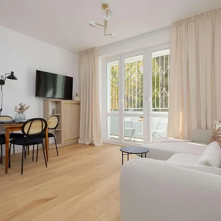 아파트 Family In Saska Kepa Bright & Functional Interiors With Balcony By Renters