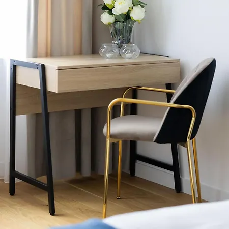 Family In Saska Kepa Bright & Functional Interiors With Balcony By Renters 아파트 *
