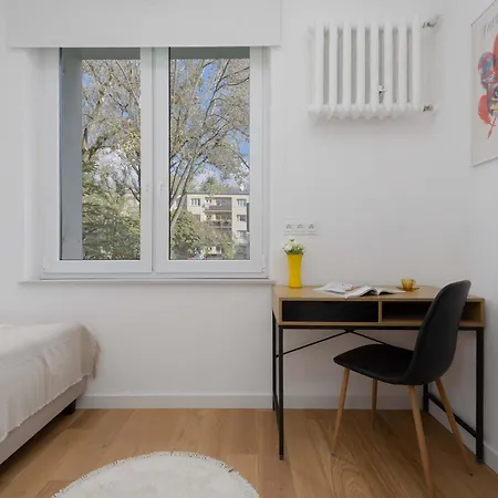 Family In Saska Kepa Bright & Functional Interiors With Balcony By Renters 아파트 *