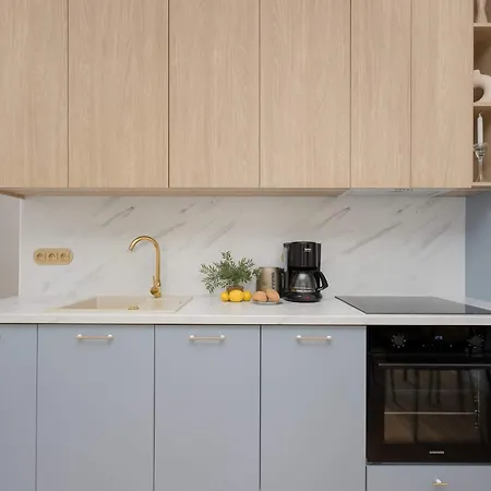 Family In Saska Kepa Bright & Functional Interiors With Balcony By Renters 아파트