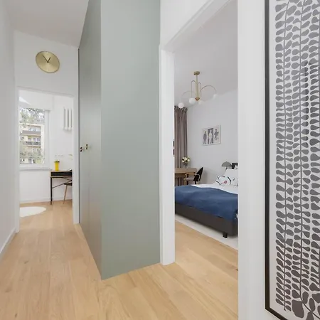 Family In Saska Kepa Bright & Functional Interiors With Balcony By Renters 아파트 *